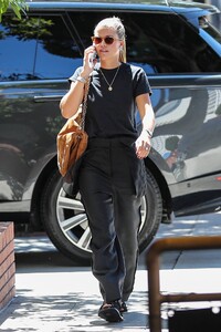 Sofia-Richie---Makes-her-way-to-South-Beverly-Grill-in-Beverly-Hills-02.jpg