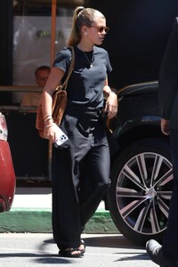 Sofia-Richie---Makes-her-way-to-South-Beverly-Grill-in-Beverly-Hills-05.jpg