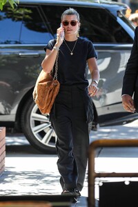 Sofia-Richie---Makes-her-way-to-South-Beverly-Grill-in-Beverly-Hills-08.jpg