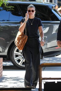 Sofia-Richie---Makes-her-way-to-South-Beverly-Grill-in-Beverly-Hills-09.jpg
