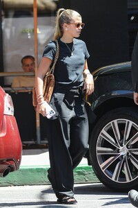 Sofia-Richie---Makes-her-way-to-South-Beverly-Grill-in-Beverly-Hills-10.jpg