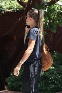 Sofia-Richie---Makes-her-way-to-South-Beverly-Grill-in-Beverly-Hills-14.jpg