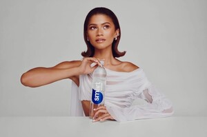 Zendaya-Smartwater-2023-Campaign.jpg