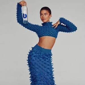 Zendaya-Smartwater-2023-Campaign06.jpg