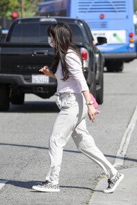 Zooey-Deschanel---On-a-morning-trip-to-the-Brentwood-Country-Mart-01.jpg