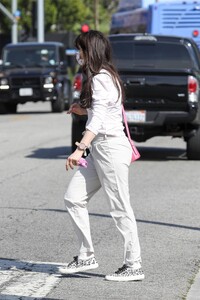 Zooey-Deschanel---On-a-morning-trip-to-the-Brentwood-Country-Mart-03.jpg