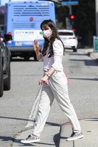 Zooey-Deschanel---On-a-morning-trip-to-the-Brentwood-Country-Mart-11.jpg