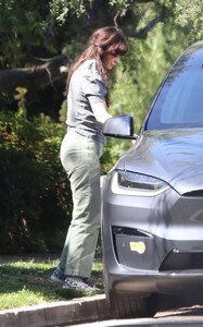 Zooey-Deschanel---Visit-to-a-friends-house-in-Los-Angeles-04.jpg