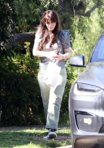 Zooey-Deschanel---Visit-to-a-friends-house-in-Los-Angeles-09.jpg