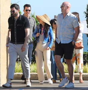Zooey-Deschanel---With-Jonathan-Scott-have-a-lunch-at-Nobu-Restaurant-in-Malibu-15.jpg