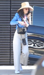 Zooey-Deschanel---With-Jonathan-Scott-have-a-lunch-at-Nobu-Restaurant-in-Malibu-17.jpg