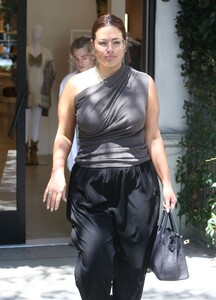 ashley-graham-shopping-at-maison-margiela-on-melrose-place-in-west-hollywood-08-08-2023-0.jpg