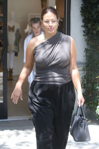 ashley-graham-shopping-at-maison-margiela-on-melrose-place-in-west-hollywood-08-08-2023-8.jpg