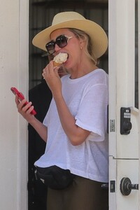cameron-diaz-and-benji-madden-out-for-ice-cream-in-los-angeles-07-31-2023-0.jpg