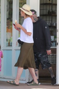 cameron-diaz-and-benji-madden-out-for-ice-cream-in-los-angeles-07-31-2023-1.jpg