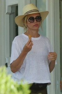 cameron-diaz-and-benji-madden-out-for-ice-cream-in-los-angeles-07-31-2023-2.jpg