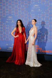 catherine-zeta-jones-and-caryz-zeta-douglas-at-cannes-film-festival-opening-dinner-05-16-2023-6.jpg