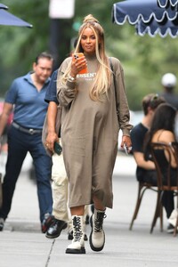ciara-out-for-brunch-at-sadelle-s-in-new-york-08-15-2023-0.jpg