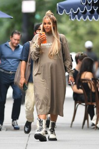 ciara-out-for-brunch-at-sadelle-s-in-new-york-08-15-2023-2.jpg