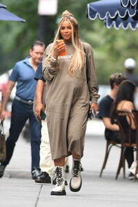 ciara-out-for-brunch-at-sadelle-s-in-new-york-08-15-2023-3.jpg
