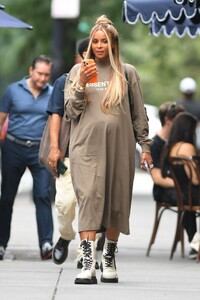 ciara-out-for-brunch-at-sadelle-s-in-new-york-08-15-2023-6.jpg