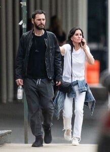 courteney-cox-and-johnny-mcdaid-out-in-new-york-08-26-2023-1.jpg