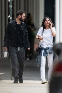 courteney-cox-and-johnny-mcdaid-out-in-new-york-08-26-2023-2.jpg