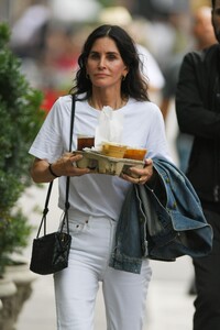 courteney-cox-and-johnny-mcdaid-out-in-new-york-08-26-2023-4.jpg