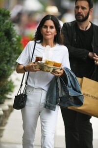 courteney-cox-and-johnny-mcdaid-out-in-new-york-08-26-2023-5.jpg