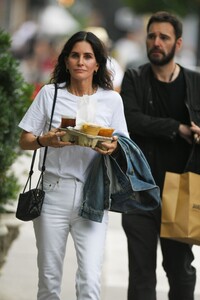 courteney-cox-and-johnny-mcdaid-out-in-new-york-08-26-2023-6.jpg
