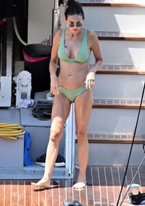 demi-moore-in-a-green-bikini-08-11-2023-4.jpg