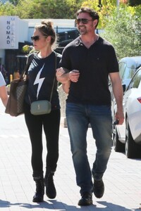 denise-richards-and-aaron-phypers-out-shopping-in-malibu-08-10-2023-2.thumb.jpg.654a4901aa0e3c9987840d43ba79c517.jpg