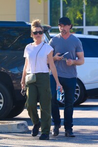 denise-richards-and-aaron-phypers-shopping-at-a-consignment-store-in-los-angeles-07-03-2023-6.jpg