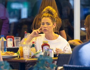 denise-richards-out-for-a-late-lunch-in-westlake-village-08-27-2023-2.jpg