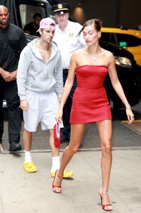 hailey-and-justin-bieber-out-for-lunch-in-new-york-08-28-2023-3.jpg