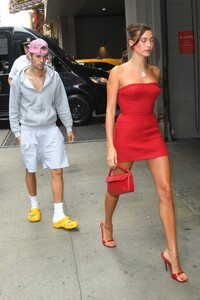 hailey-and-justin-bieber-out-for-lunch-in-new-york-08-28-2023-5.jpg