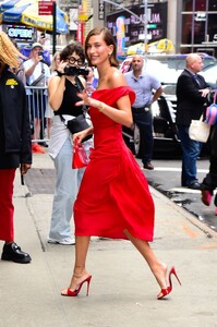 hailey-bieber-out-in-new-york-08-28-2023-5.jpg