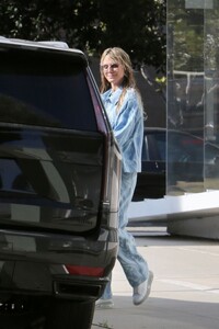 heidi-klum-after-a-papmering-session-in-beverly-hills-06-06-2023-5.jpg