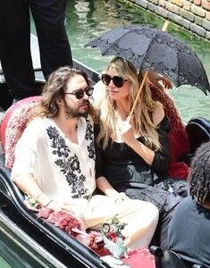 heidi-klum-and-tom-kaulitz-at-a-gondola-ride-in-venice-06-20-2023-1.jpg