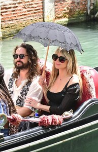 heidi-klum-and-tom-kaulitz-at-a-gondola-ride-in-venice-06-20-2023-2.jpg