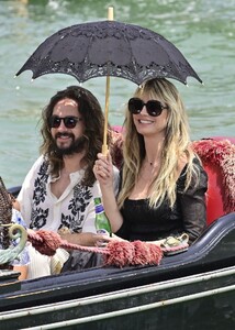 heidi-klum-and-tom-kaulitz-at-a-gondola-ride-in-venice-06-20-2023-3.jpg