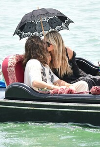 heidi-klum-and-tom-kaulitz-at-a-gondola-ride-in-venice-06-20-2023-4.jpg