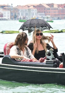 heidi-klum-and-tom-kaulitz-at-a-gondola-ride-in-venice-06-20-2023-5.jpg