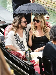 heidi-klum-and-tom-kaulitz-at-a-gondola-ride-in-venice-06-20-2023-7.jpg