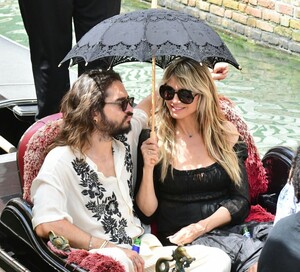 heidi-klum-and-tom-kaulitz-at-a-gondola-ride-in-venice-06-20-2023-8.jpg