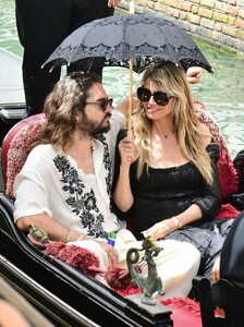 heidi-klum-and-tom-kaulitz-at-a-gondola-ride-in-venice-06-20-2023-9.jpg