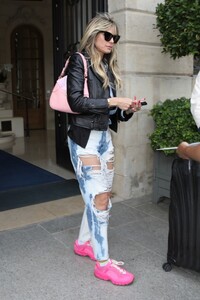 heidi-klum-in-ripped-denim-leaves-her-hotel-in-paris-07-05-2023-0.jpg