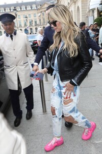 heidi-klum-in-ripped-denim-leaves-her-hotel-in-paris-07-05-2023-3.jpg