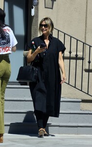 heidi-klum-leaves-a-fitting-in-beverly-hills-08-17-2023-2.jpg