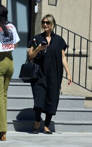 heidi-klum-leaves-a-fitting-in-beverly-hills-08-17-2023-6.jpg